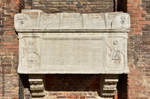 Murais de parede Ancient medieval sarcophagus in Venice