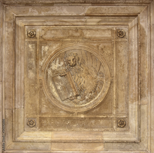 Fotomural Baroque relief of Venice Winged Lion on Saint Mark Square gallery ceiling, made