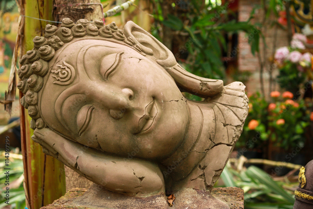 Obraz premium Ancient Buddhist pagoda ruins at Chai Watthanaram temple