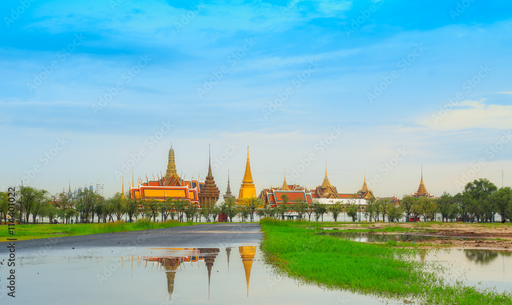 Obraz premium Royal palace reflect on water at dust. This place is landmark in bangkok, Thailand.