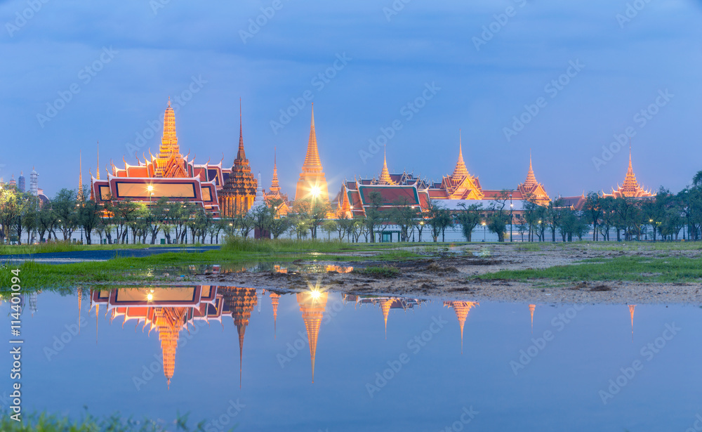 Obraz premium Royal palace reflect on water at dust. This place is landmark in bangkok, Thailand.