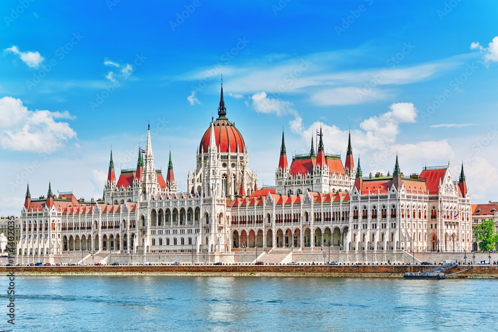 Naklejka premium Parlament Węgier w ciągu dnia. Budapeszt. Widok z rzeki Dunaj