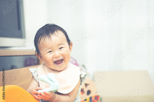 カメラ目線の笑顔の赤ちゃん
