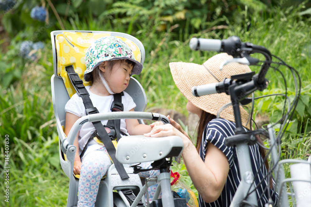 Obraz premium 電動自転車に乗る子ども