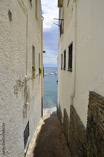 Vista al mar de una calle de Cadaqu  s