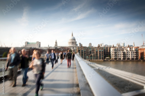 Canvas-taulu Blurred background of crowd of people on millennium bridge and st pauls cathedra