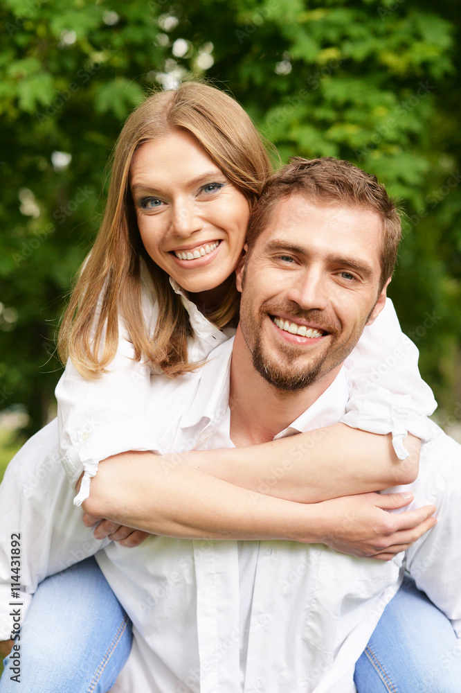 Obraz premium couple in summer park