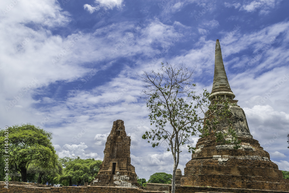 Old Beautiful Thai Temple wat Mahathat, Ayutthaya Historical Par