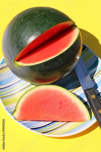 Eine Wassermelone aufschneiden photo