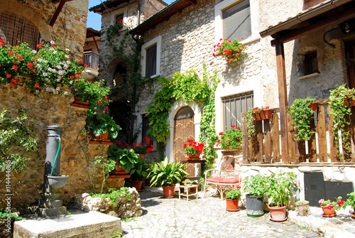 Canvas-taulu A characteristic corner of the village of Assergi in the Abruzzi