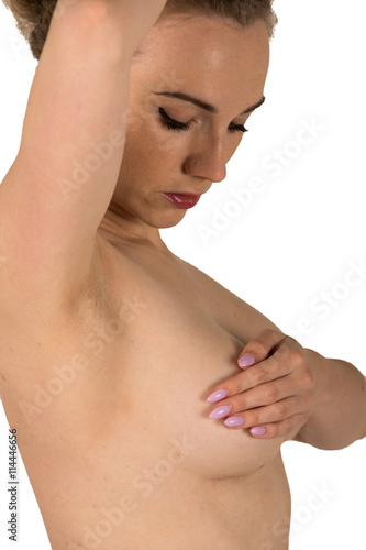 Frau verdeckt Brust mit Händen