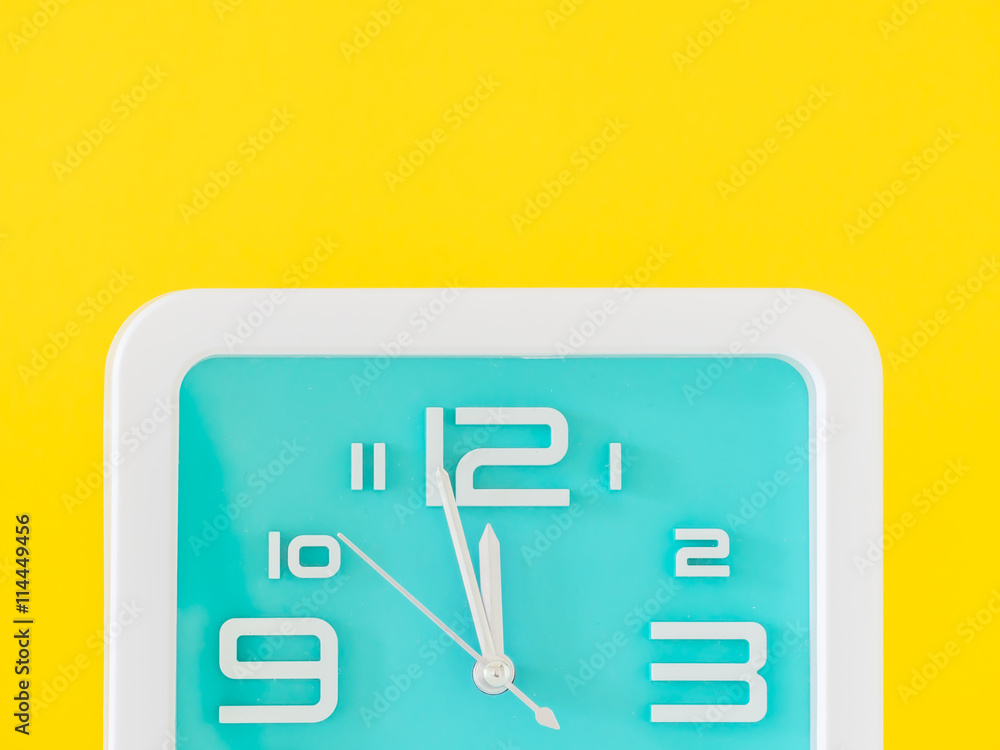 The alarm clock is showing the right time. Midday or midnight. I The alarm clock is showing the right time. Midday or midnight. I