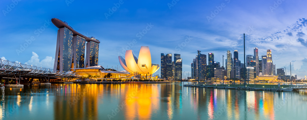 Naklejka premium Singapur Skyline i widok na Marina Bay o zmierzchu