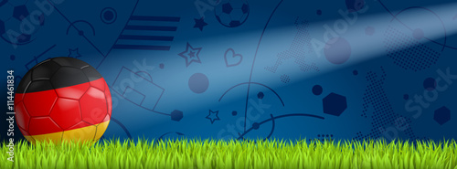 Deutschland Ball vor blauem Hintergrund auf Rasen