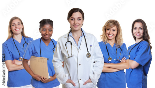 Lächelnde Ärztin mit vier Krankenschwestern photo