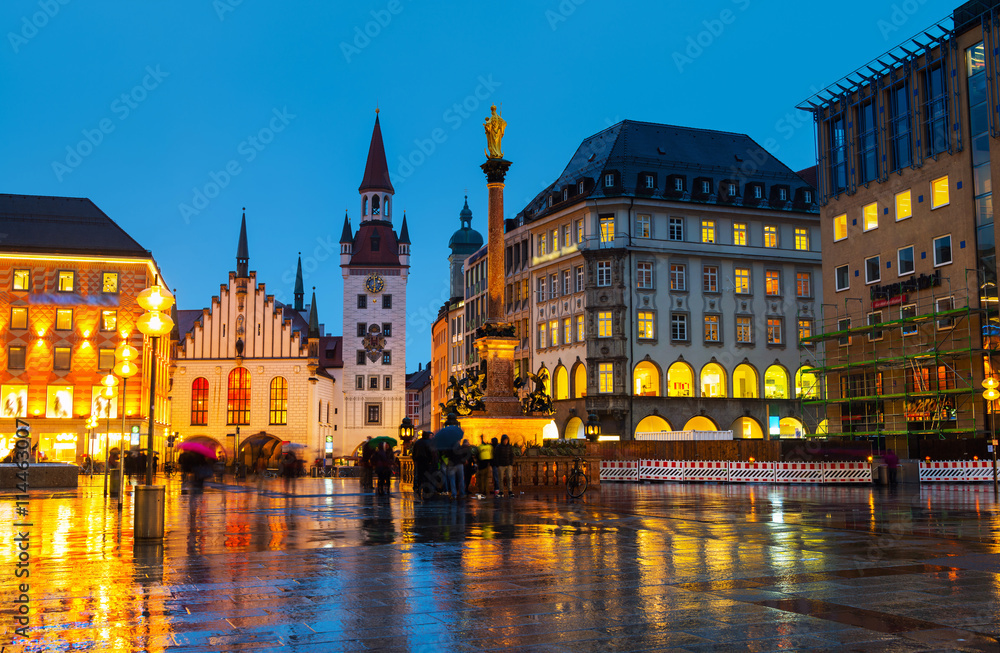 Naklejka premium Marienplatz w nocy w Monachium, Niemcy