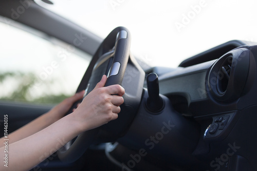 運転する女性