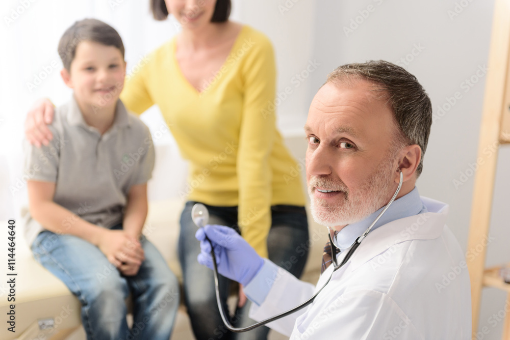 Fototapeta premium Pediatrician doctor examining child