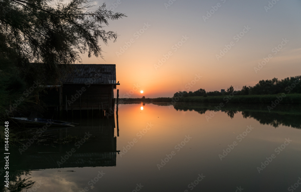 Sonnenaufgang mit Fischerhütte in Venetien