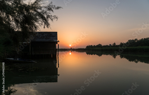 Sonnenaufgang mit Fischerhütte in Venetien