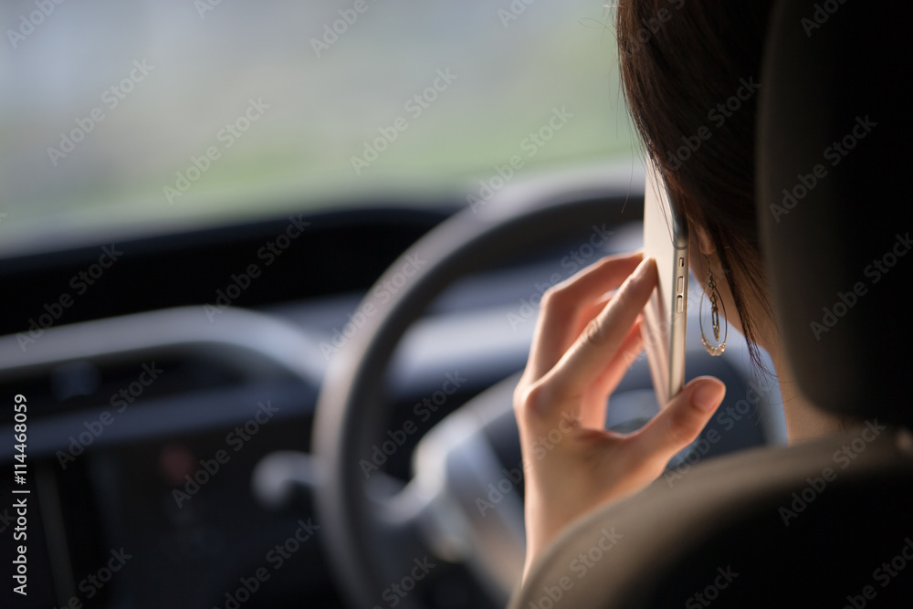 運転しながらスマホを触る女性 運転しながらスマホを触る女性