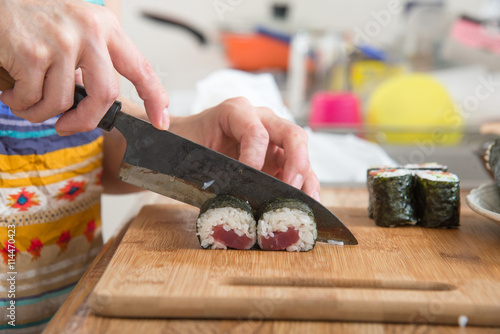 cooking roll sushi