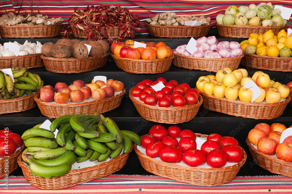Φωτογραφία Fresh ripe vegetables on shelves in Mercado dos Lavradores, Funchal, Madeira island, Portugal