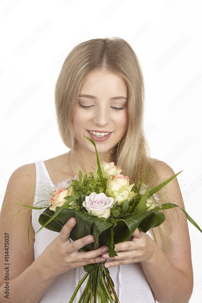 Junge blonde Frau hält einen Strauß Blumen (Rosen) Junge blonde Frau hält einen Strauß Blumen (Rosen)