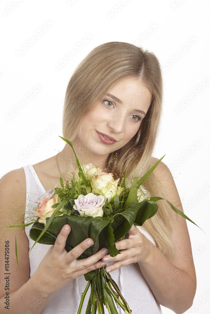 Junge blonde Frau hält einen Strauß Blumen (Rosen) Junge blonde Frau hält einen Strauß Blumen (Rosen)