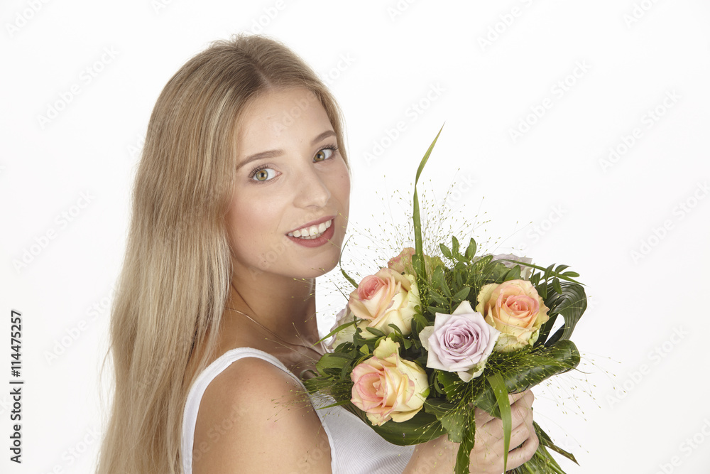 Junge blonde Frau hält einen Blumenstrauß (Rosen) Junge blonde Frau hält einen Blumenstrauß (Rosen)