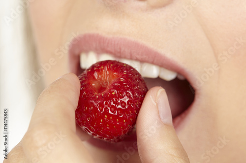 Sie isst eine Erdbeere