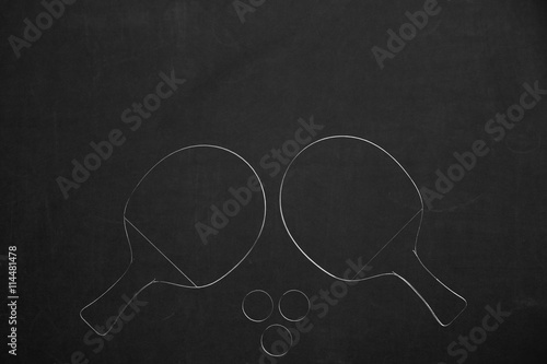 Symbol für den Tischtennissport. Zwei Schläger und drei Bälle. Kreidezeichnung weiss auf schwarz.