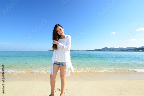 南国沖縄の美しいビーチで寛ぐ女性 © Liza5450