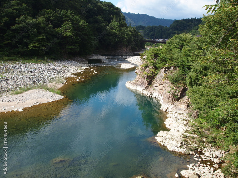 Obraz premium 白川郷の庄川