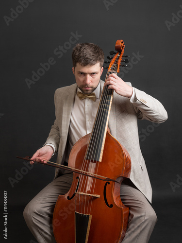 Valokuva musician playing the viola da gamba