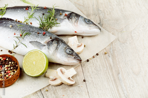 Foto Raw seabass fish on the wooden board
