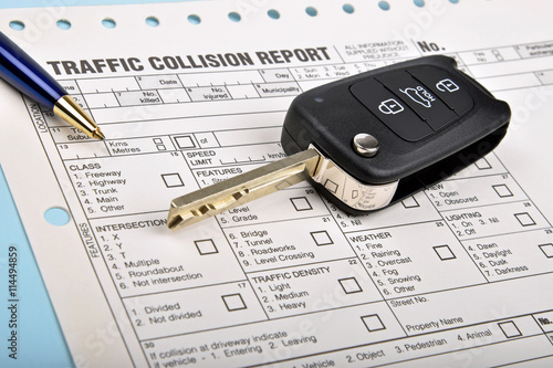 Obraz na płótnie crash report form and car key 