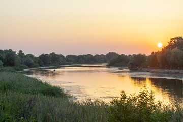 Papier peint photo Rivière Coucher de soleil flamboyant sur rivière  © mironovm