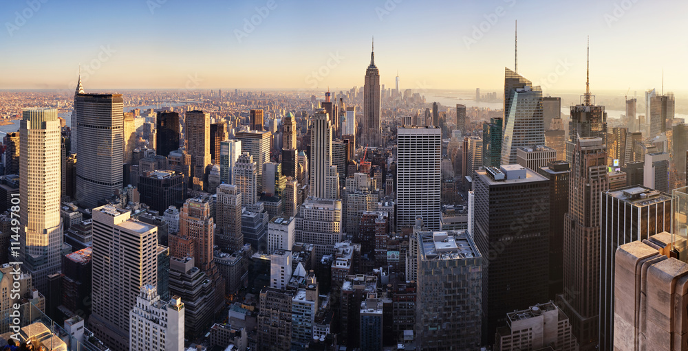 Fototapeta premium Nowy Jork linia horyzontu przy zmierzchem, usa.