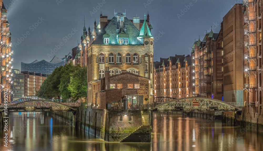 Speicherstadt in Hamburg bei Nacht mit Lichtern und Spiegelungen im Wasser Speicherstadt in Hamburg bei Nacht mit Lichtern und Spiegelungen im Wasser