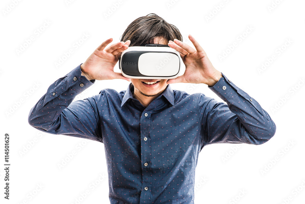 VRゴーグルを身に着けている男性,バーチャルリアリティ体験 VRゴーグルを身に着けている男性,バーチャルリアリティ体験