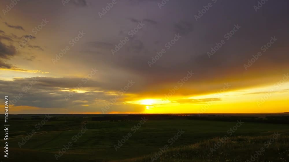 timelapse with beautiful sunset at countryside fields, zoom in
timelapse with beautiful sunset at countryside fields, zoom in