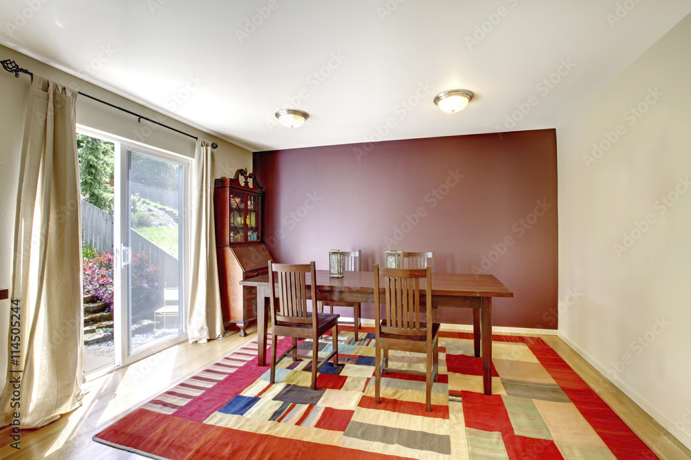 Obraz premium Cozy dining room with brown wall and wooden table set.