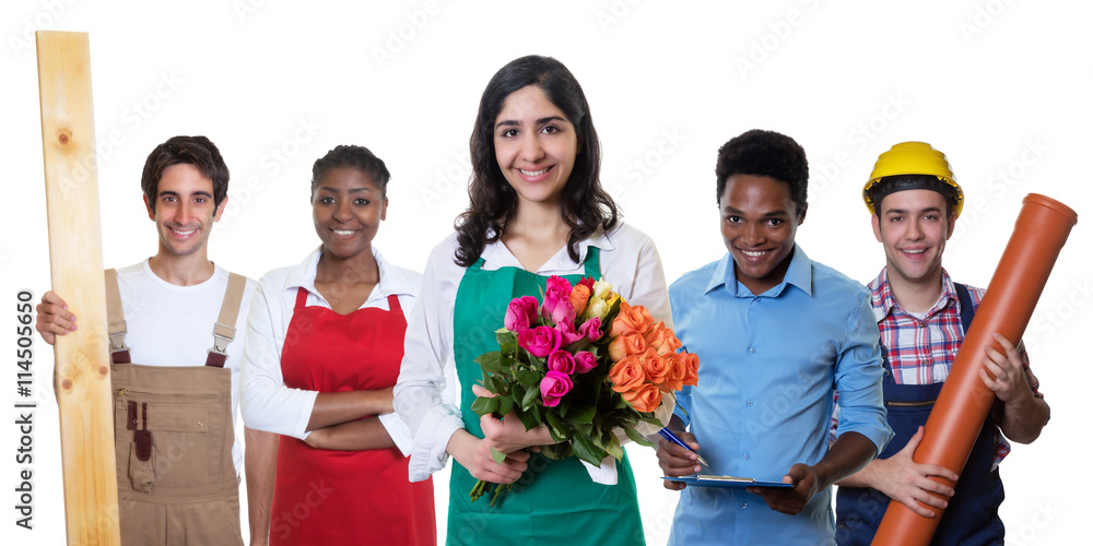 Lachende Floristin mit anderen internationalen Azubis Lachende Floristin mit anderen internationalen Azubis
