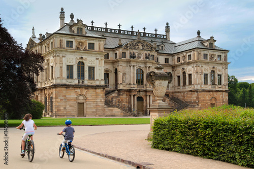 Palais Großer Garten Dresden Rückseite mit Prunkvase und Kindern auf Fahrrad