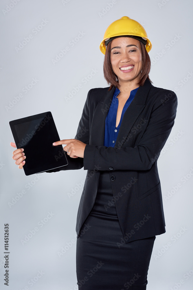 Woman engineer architect consultant in hardhat holding tablet de Woman engineer architect consultant in hardhat holding tablet de