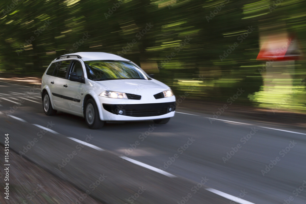 Fototapeta premium Pędzący biały samochód