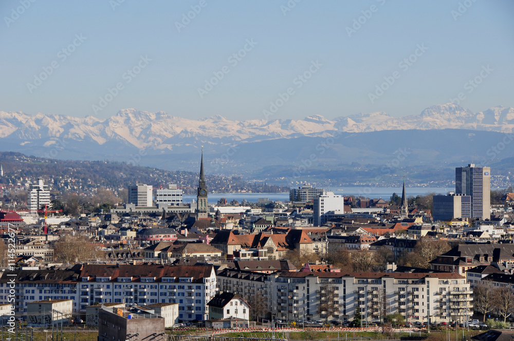 Panorama der Stadt Zürich vom Swiss Prime Tower, dem höchsten Wolkenkratzer der Limmatstadt