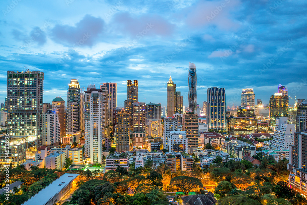 Fototapeta premium Wgląd nocy Bangkok w dzielnicy biznesowej, Tajlandia. Bangkok