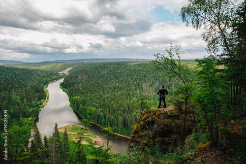 Photos man at the top of the mountain viewing beautiful landscape.